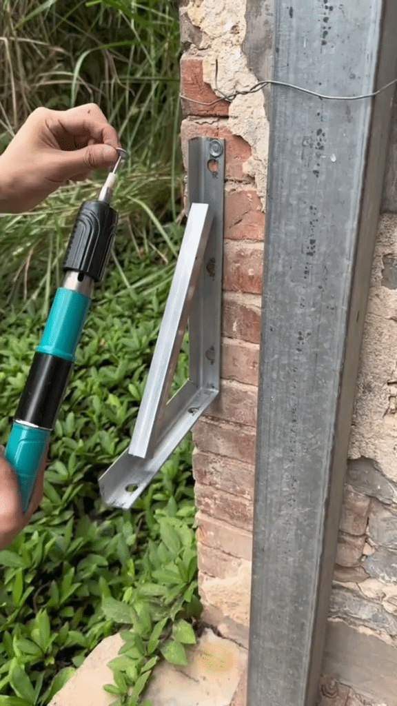 Fixează orice cui în câteva secunde — în lemn, beton sau fier,  fără efort