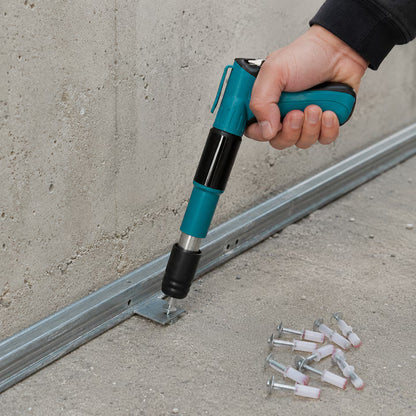 Fixează orice cui în câteva secunde — în lemn, beton sau fier,  fără efort